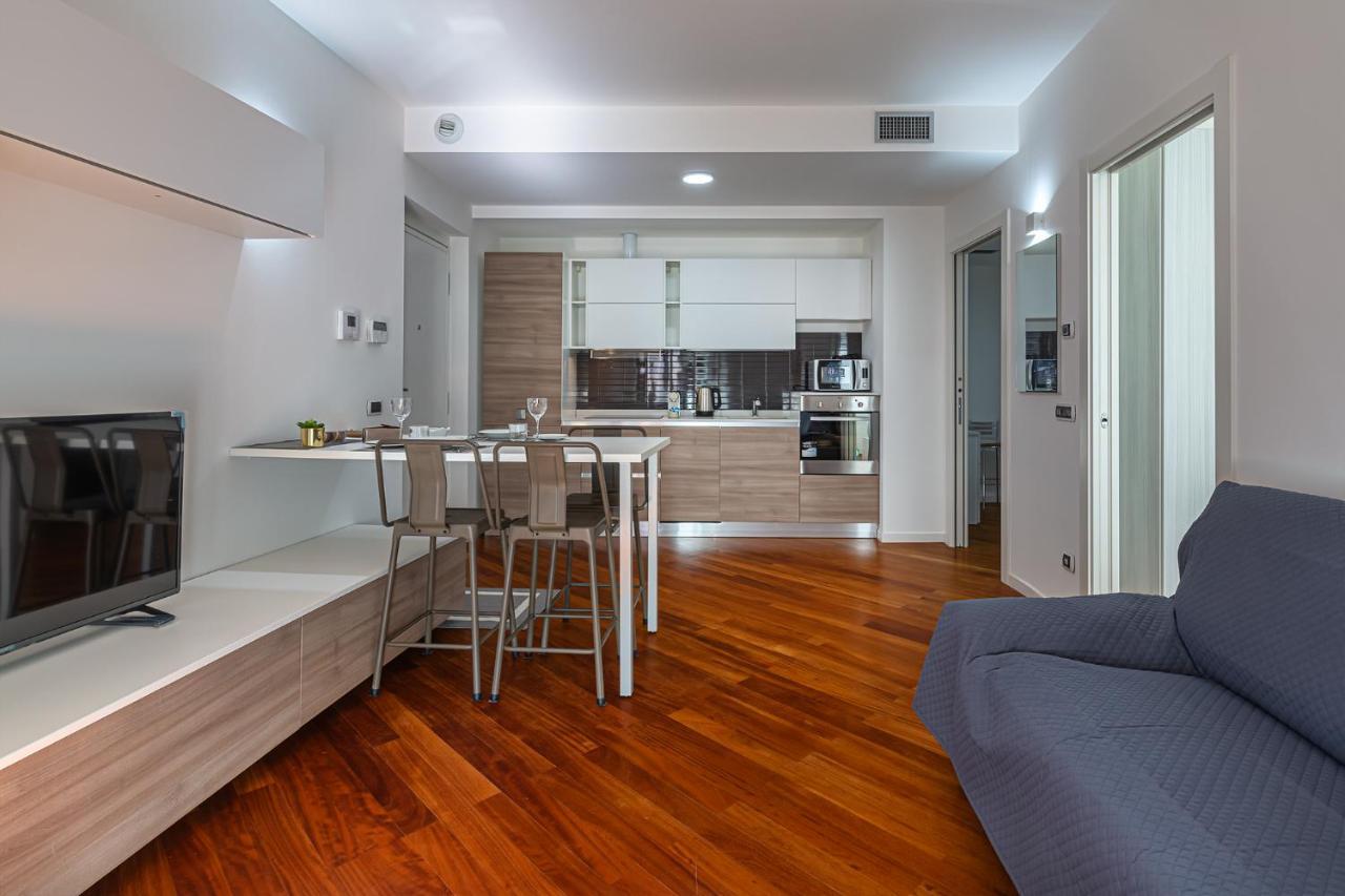 Central/garibaldi Luxurious Two-room Apartment.